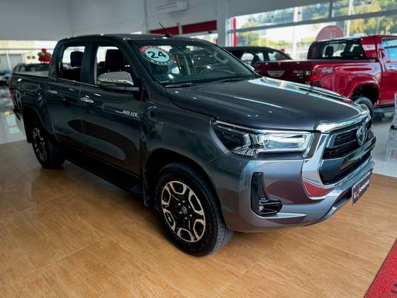 TOYOTA HILUX 2.8 D-4D TURBO DIESEL CD SRX 4X4 AUTOMÁTICO TOYOTA HILUX 2.8 D-4D TURBO DIESEL CD SRX 4X4 AUTOMÁTICO